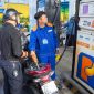 Giá xăng dầu hôm nay 19/10: Xăng E10 RON 95 và E5 RON 92 đua nhau giảm, cách đáy bao nhiêu? Giá lăn bánh VinFast VF 7