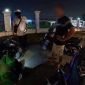 Đang vá xe giúp người đi đường, tài xế xe ôm bất ngờ bị người đàn ông dọa đánh giữa phố