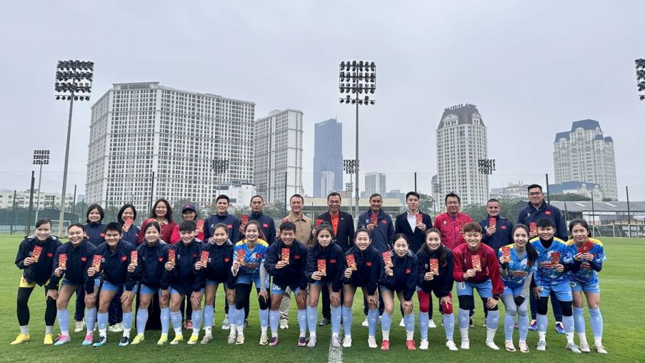 ĐT nữ Việt Nam chính thức khai xuân Bính Ngọ, thầy trò HLV Mai Đức Chung nhận vinh dự lớn từ VFF