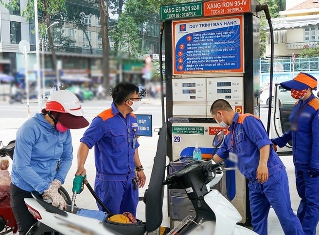 Giá xăng dầu hôm nay 28/4: Dầu diesel, xăng RON 92 và RON 95 'đua' nhau giảm mạnh, giá lăn bánh VinFast VF 3 cực rẻ