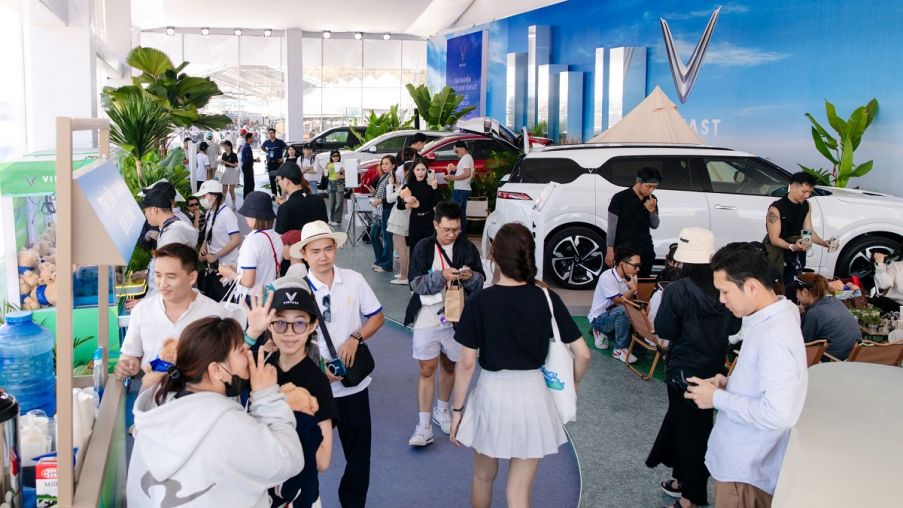 Nghỉ lễ, người dân TP.HCM ‘đổ bộ’ Cần Giờ trải nghiệm xe điện VinFast