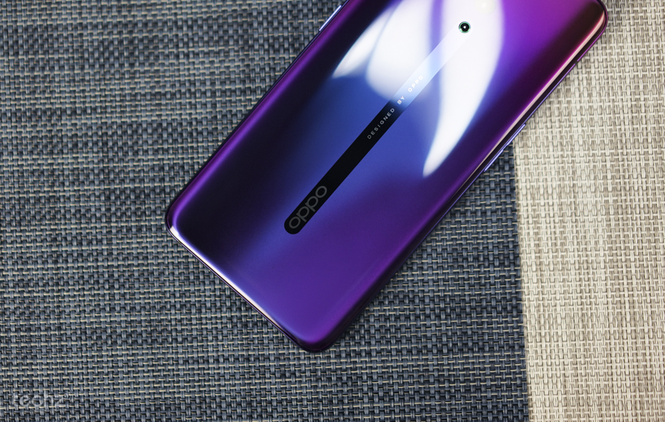 Trên tay OPPO Reno: Máy đẹp xuất sắc, hoàn thiện chất lượng, camera thò thụt siêu độc Trên tay OPPO Reno: Máy đẹp xuất sắc, hoàn thiện chất lượng, camera thò thụt siêu độc