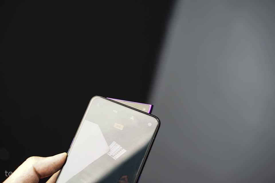 Trên tay OPPO Reno: Máy đẹp xuất sắc, hoàn thiện chất lượng, camera thò thụt siêu độc Trên tay OPPO Reno: Máy đẹp xuất sắc, hoàn thiện chất lượng, camera thò thụt siêu độc