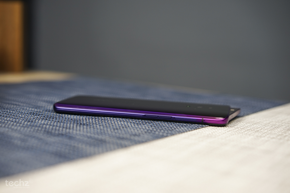Trên tay OPPO Reno: Máy đẹp xuất sắc, hoàn thiện chất lượng, camera thò thụt siêu độc Trên tay OPPO Reno: Máy đẹp xuất sắc, hoàn thiện chất lượng, camera thò thụt siêu độc