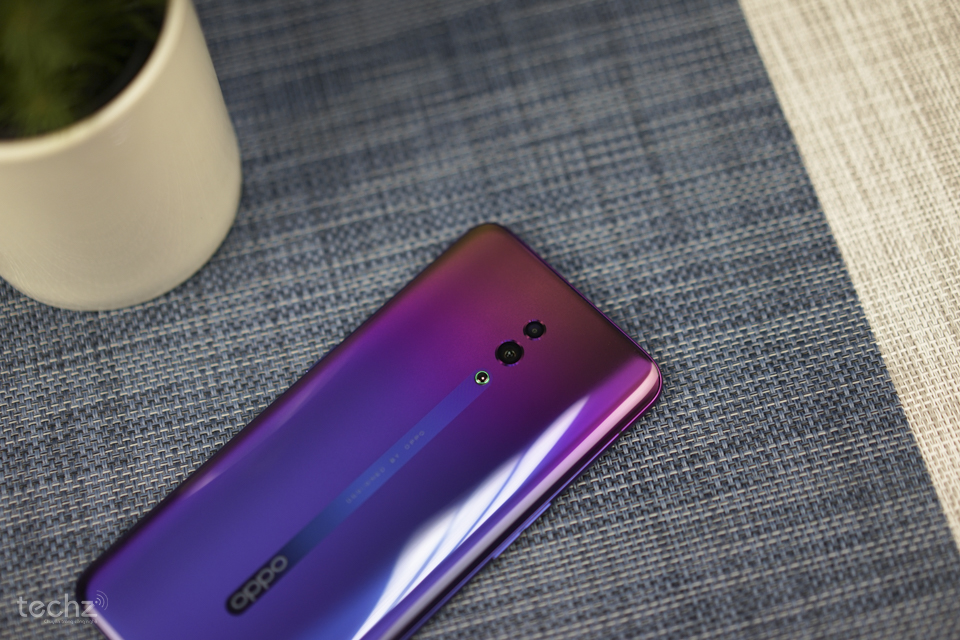 Trên tay OPPO Reno: Máy đẹp xuất sắc, hoàn thiện chất lượng, camera thò thụt siêu độc Trên tay OPPO Reno: Máy đẹp xuất sắc, hoàn thiện chất lượng, camera thò thụt siêu độc