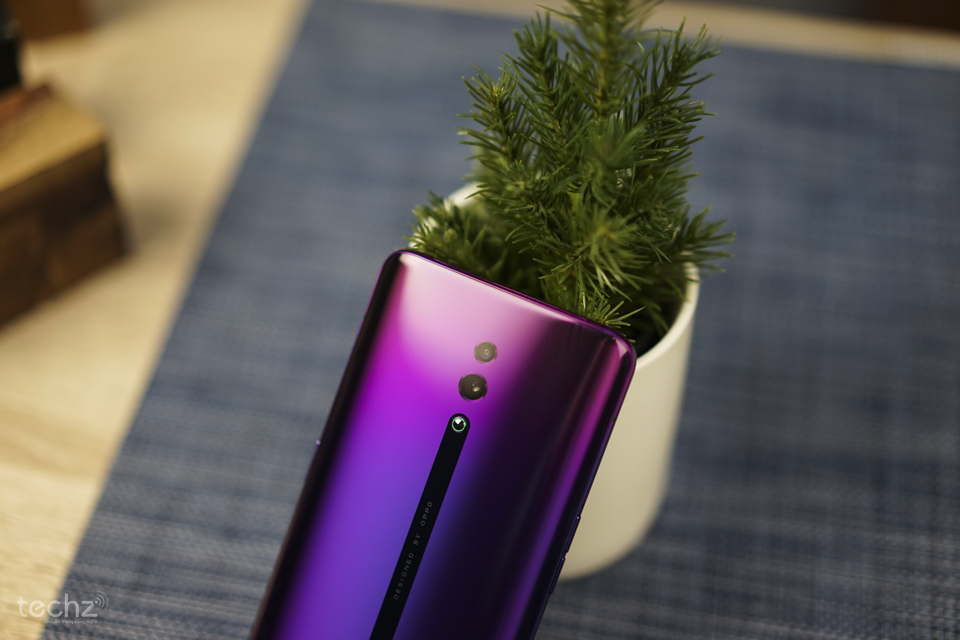 Trên tay OPPO Reno: Máy đẹp xuất sắc, hoàn thiện chất lượng, camera thò thụt siêu độc Trên tay OPPO Reno: Máy đẹp xuất sắc, hoàn thiện chất lượng, camera thò thụt siêu độc