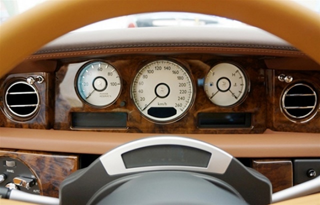 rolls royce phantom lửa thiêng