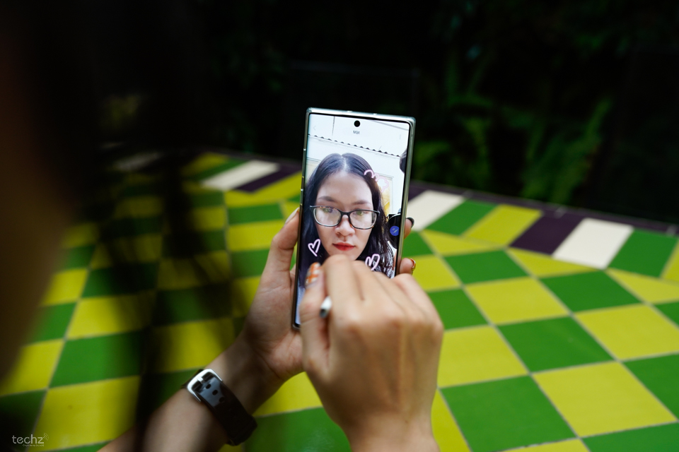 Với Samsung Galaxy Note 10+ , bạn có thể làm nhiều điều hơn những gì smartphone khác có thể làm! Với Samsung Galaxy Note 10+ , bạn có thể làm nhiều điều hơn những gì smartphone khác có thể làm!