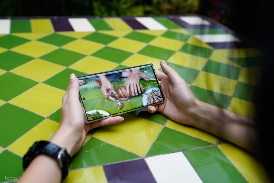 Với Samsung Galaxy Note 10+ , bạn có thể làm nhiều điều hơn những gì smartphone khác có thể làm! Với Samsung Galaxy Note 10+ , bạn có thể làm nhiều điều hơn những gì smartphone khác có thể làm!