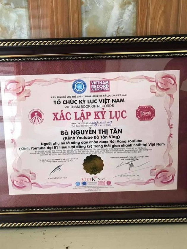 Bà Tân Vlog có thể thu 400 triệu đồng/tháng, hai con trai là Youtuber khủng không kém Bà Tân Vlog có thể thu 400 triệu đồng/tháng, hai con trai là Youtuber khủng không kém