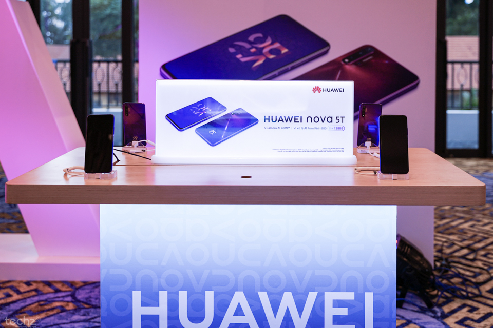Trên tay Huawei Nova 5T: Thiết kế đẹp, khác biệt, 4 camera sau, cấu hình siêu phẩm, giá chỉ 8,99 triệu đồng Trên tay Huawei Nova 5T: Thiết kế đẹp, khác biệt, 4 camera sau, cấu hình siêu phẩm, giá chỉ 8,99 triệu đồng